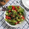 Salade libanaise de tomates, laitue et poivrons