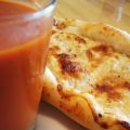 Khachapuri géorgien et soupe aux tomates