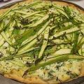 Pizza blanche au brousse, asperges vertes,[...]