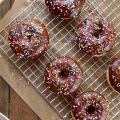 Donuts cuits au four avec glaçage au chocolat