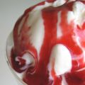 Glace au yaourt et sirop de fraises de bois