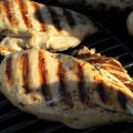 Poitrines de poulet saumuré sur le grill