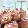 Petites brioches roulées aux cerises et amandes.