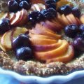 Tarte aux pêches et cerises sur croûte aux noix[...]