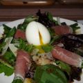 Salade mesclun, asperge en chemise et oeuf[...]
