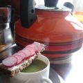 Velouté de fanes de radis et ses mouillettes