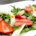 Salade aux asperges, aux fraises et aux épinards