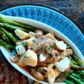 Poutine d'asperges, sauce brune aux champignons