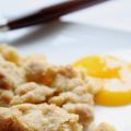 Crumble à l'ananas et coulis de mangue