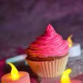 Cupcake au chocolat blanc et à la rose sur son[...]