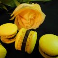 Macaron aux roses jaunes