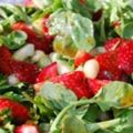 Salade de fraises, roquette et noix de macadamia