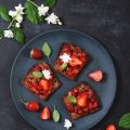 Bruschetta aux fraises et basilic