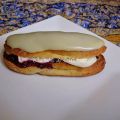 Eclair garni à la compote de framboises,[...]