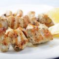 Brochettes de poulet au citron et sauce au[...]