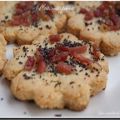 Petits biscuits secs salés cuits aux lardons et[...]