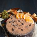Layer cake au chocolat corsé, orange, épices et[...]