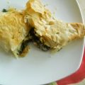 Chaussons au épinards, oignons, feta et pignons
