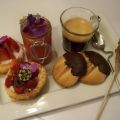 Mini tartes framboises, soupe de fraises au jus[...]