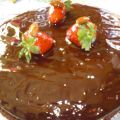 Gâteau au chocolat et fraises enrobées au miel
