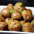 BOULETTES DE PORC GLACÉES, SAUCE AUX POMMES ET[...]