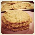 Le chewy oatmeal and raisin cookie