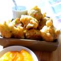 Accras de cabillaud, sauce chien & purée de[...]