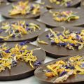 Palets de chocolat noir aux fleurs de bleuet,[...]