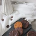 Biscuits avec glaçage chocolat comme des[...]