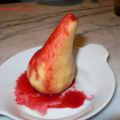 Poire au four au coulis de framboises