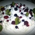 Pavlova aux fruits rouges et kiwi