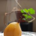 Poires pochées & sauce épicée au chocolat