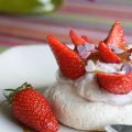 Petites pavlovas aux fraises et à la confiture[...]