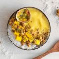 Smoothie bowl exotique à la mangue, ananas et[...]