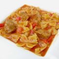 Agneau aux poivrons et pâtes en sauce tomate
