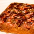 Gâteau renversé aux fraises et aux dattes
