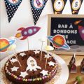 Gâteau d'anniversaire de l'espace au chocolat