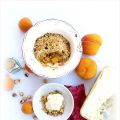 Crumble aux pèches, noisettes et noix de coco