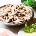 Salade froide au jambon, champignons et fromage