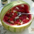 Salade de fruits d'été en panier de pastèque