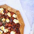 Tarte rustique aux carottes , aux dattes et à[...]