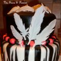 Gâteau à motif zébré avec plumes en fondant