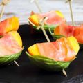 Bouchées de pêche et jambon cru et basilic