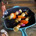 Brochettes de pâtes, fruits de mer et kaki au[...]