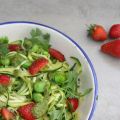 Spaghettis de courgette, fèves et fraises,[...]