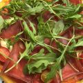 Pizza de polenta aux tomates cerise, speck et[...]