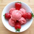 Crème glacée au lait concentré et à la fraise