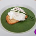 Velouté d’épinards, croûton à l'ail et œuf poché
