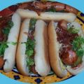 Hot dogs aux oignons caramélisés au ketchup,[...]