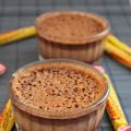 PETITES CRÈMES AU CHOCOLAT SUR UN LIT DE[...]